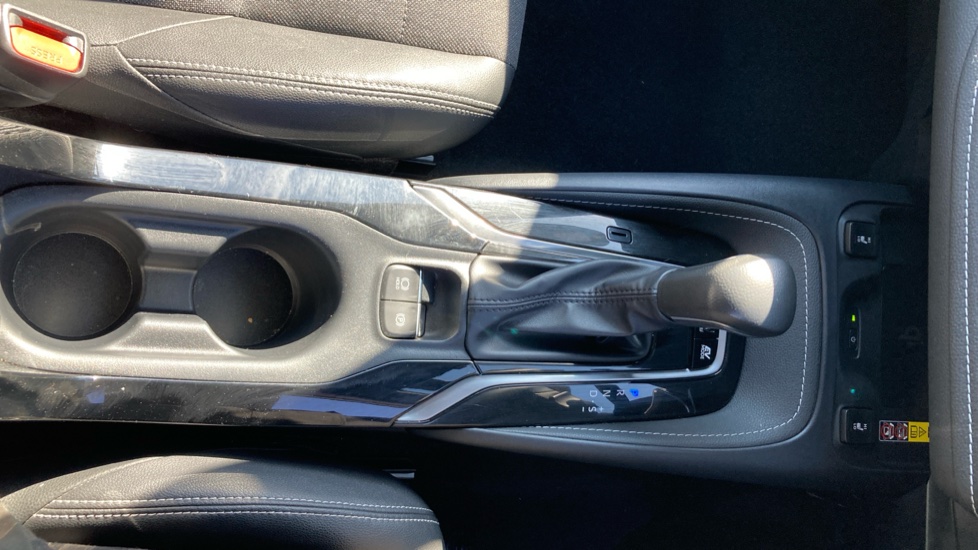 Toyota Corolla 2.0 Hybrid Design 5dr CVT Hybrid Hatchback - Image 38