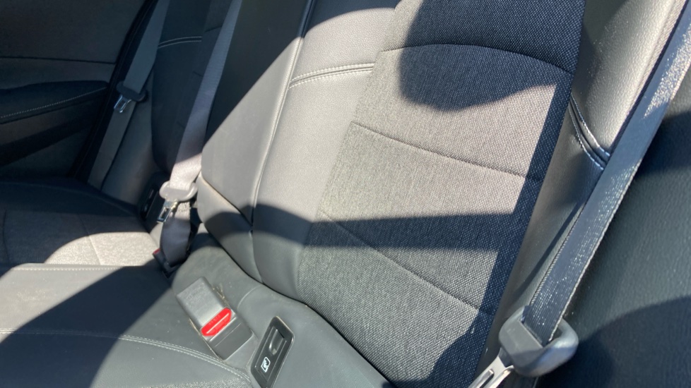 Toyota Corolla 2.0 Hybrid Design 5dr CVT Hybrid Hatchback - Image 40