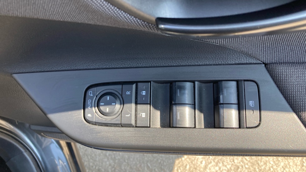 Toyota C-HR 1.8 Hybrid Icon 5dr CVT Hybrid Hatchback - Image 31
