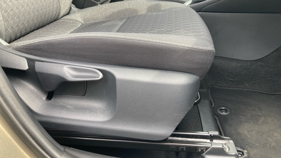 Toyota Yaris 1.5 Hybrid Design 5dr CVT Hybrid Hatchback - Image 17