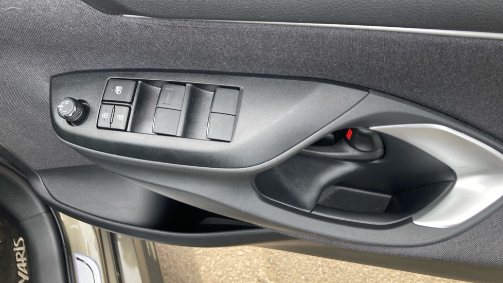 Toyota Yaris 1.5 Hybrid Design 5dr CVT Hybrid Hatchback - Image 31