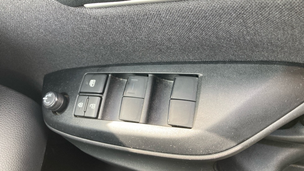 Toyota Yaris Cross 1.5 Hybrid Design 5dr CVT Hybrid Estate - Image 29