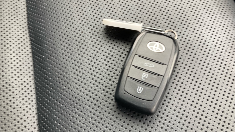 Toyota Land Cruiser 2.8 D-4D 48V 205 Invincible 5dr Auto [Pan Rf/5 St] Diesel Station Wagon - Image 28