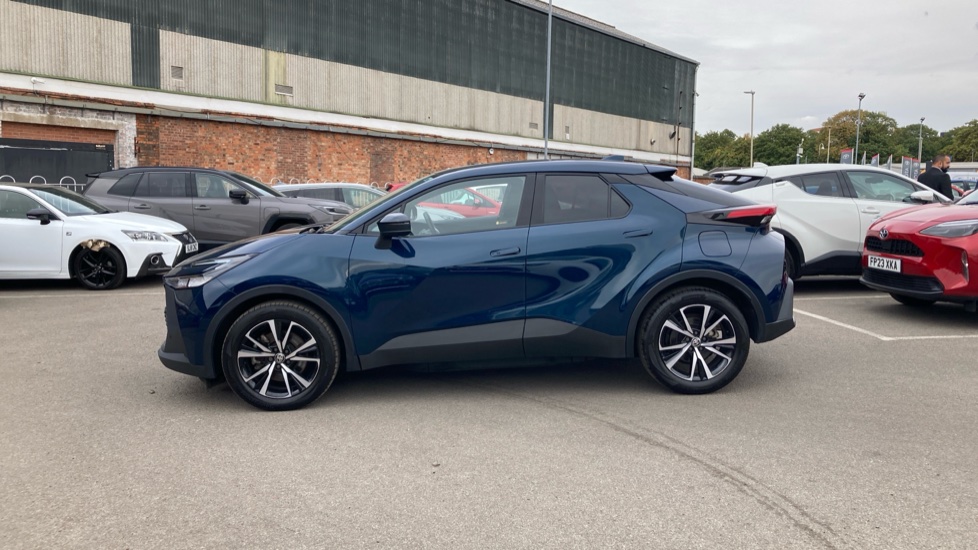 Toyota C-HR 2.0 PHEV Design 5dr CVT Hatchback - Image 24