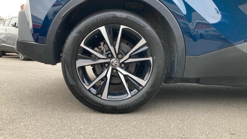 Toyota C-HR 2.0 PHEV Design 5dr CVT Hatchback - Image 25