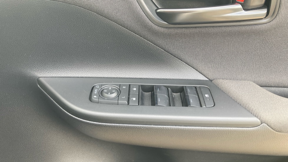 Toyota C-HR 1.8 Hybrid Design 5dr CVT Hybrid Hatchback - Image 31