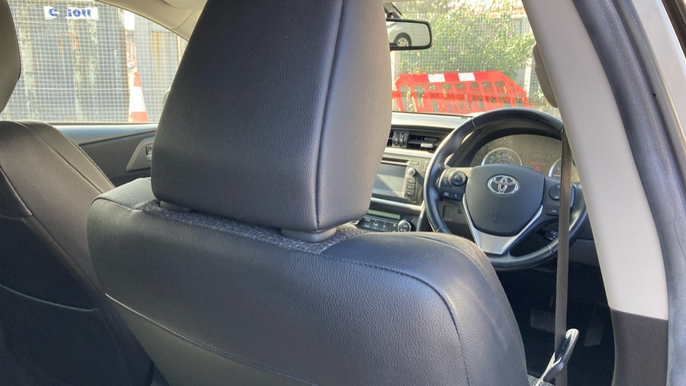 Toyota Auris 1.8 VVTi Hybrid Icon 5dr CVT Auto Hybrid Estate - Image 19