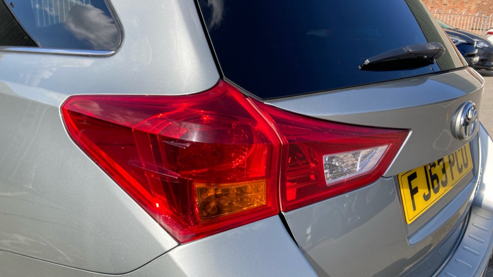 Toyota Auris 1.8 VVTi Hybrid Icon 5dr CVT Auto Hybrid Estate - Image 21