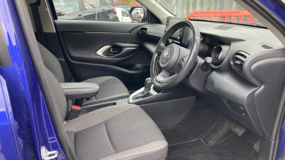 Toyota Yaris Cross 1.5 Hybrid Icon 5dr CVT Hybrid Estate - Image 12