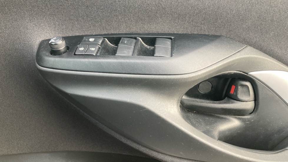 Toyota Yaris Cross 1.5 Hybrid Icon 5dr CVT Hybrid Estate - Image 30