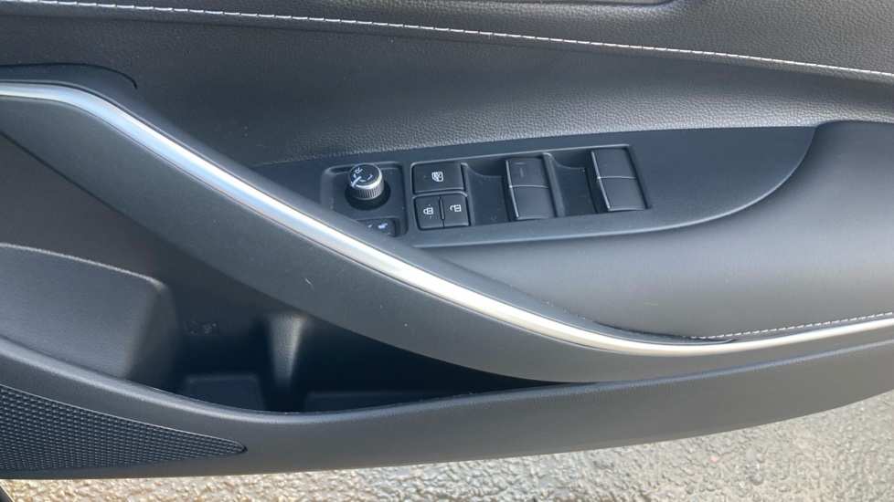 Toyota Corolla 1.8 Hybrid Design 5dr CVT Hybrid Estate - Image 32