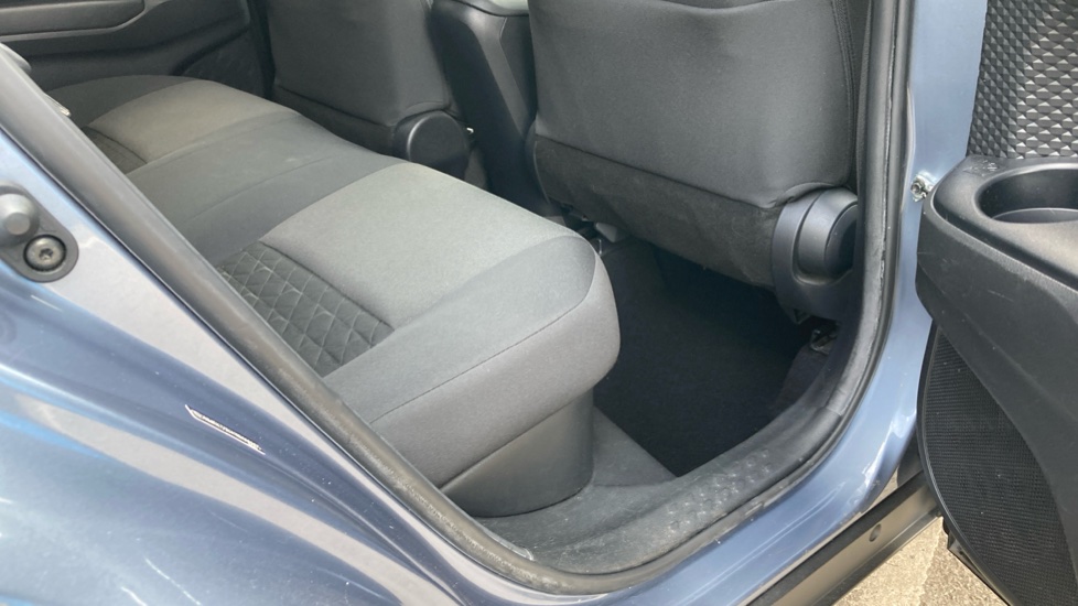 Toyota C-HR 1.8 Hybrid Design 5dr CVT Hybrid Hatchback - Image 8