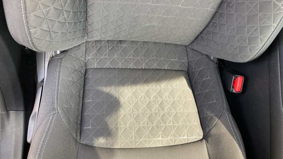 Toyota C-HR 1.8 Hybrid Design 5dr CVT Hybrid Hatchback - Image 14