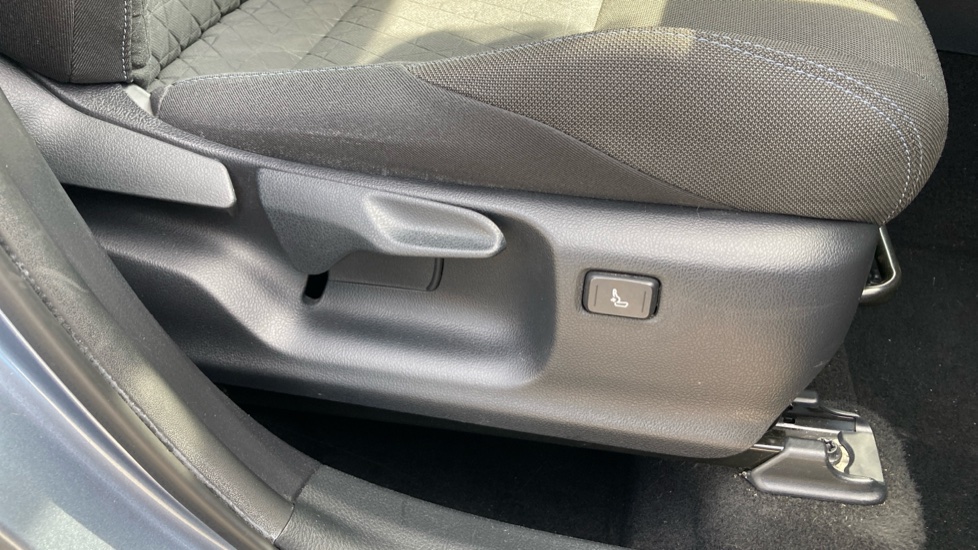 Toyota C-HR 1.8 Hybrid Design 5dr CVT Hybrid Hatchback - Image 17