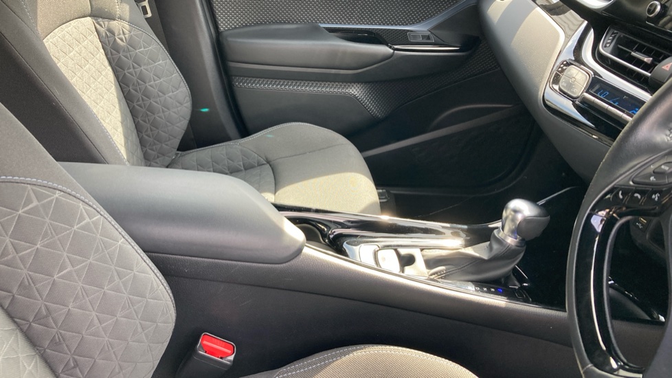 Toyota C-HR 1.8 Hybrid Design 5dr CVT Hybrid Hatchback - Image 18