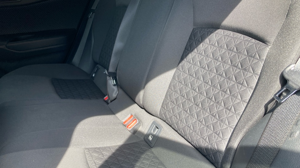 Toyota C-HR 1.8 Hybrid Design 5dr CVT Hybrid Hatchback - Image 38