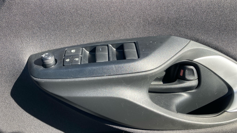 Toyota Yaris 1.5 Hybrid Design 5dr CVT Hybrid Hatchback - Image 30