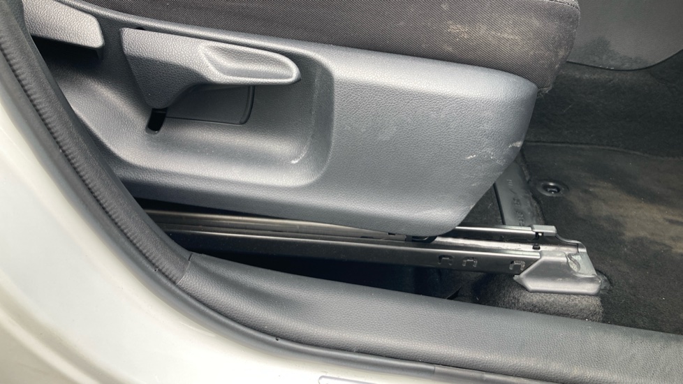 Toyota Yaris 1.5 Hybrid Icon 5dr CVT Hybrid Hatchback - Image 17