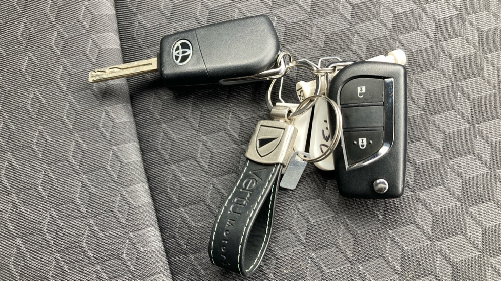 Toyota Yaris 1.5 Hybrid Icon 5dr CVT Hybrid Hatchback - Image 28
