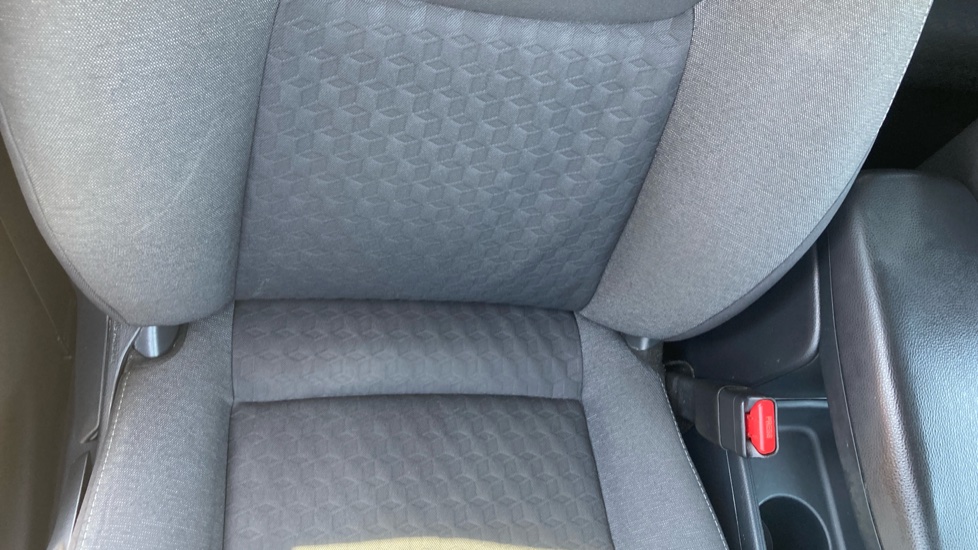 Toyota Yaris 1.5 Hybrid Design 5dr CVT Hybrid Hatchback - Image 14