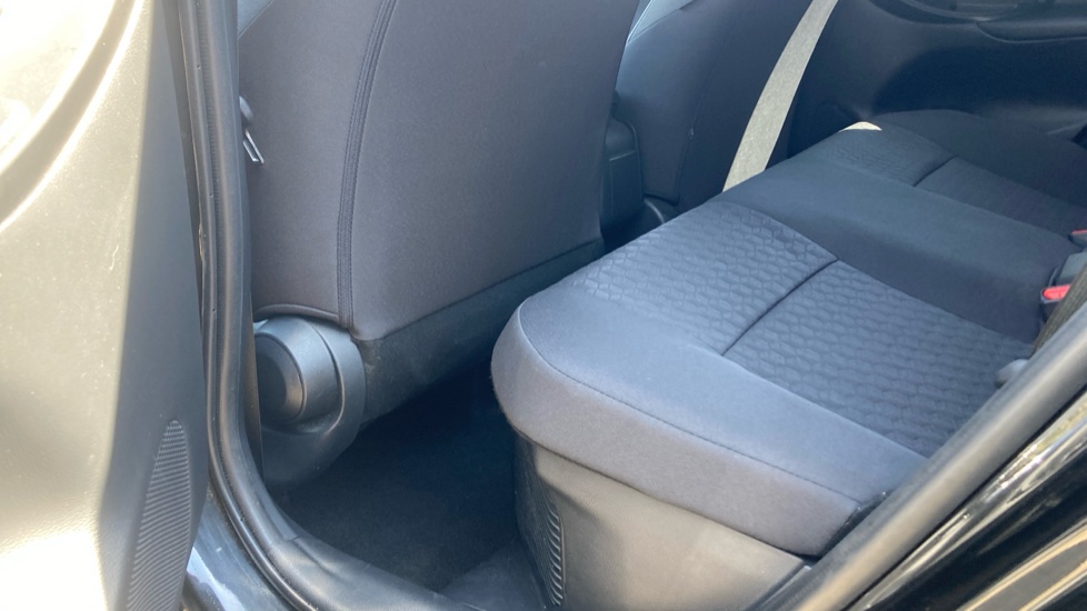 Toyota Yaris 1.5 Hybrid Design 5dr CVT Hybrid Hatchback - Image 15