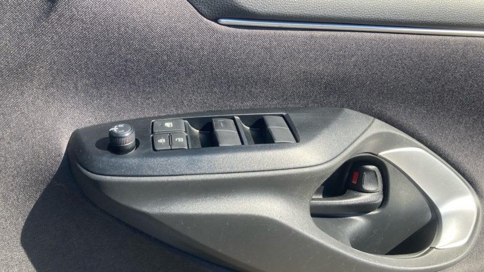 Toyota Yaris 1.5 Hybrid Design 5dr CVT Hybrid Hatchback - Image 32