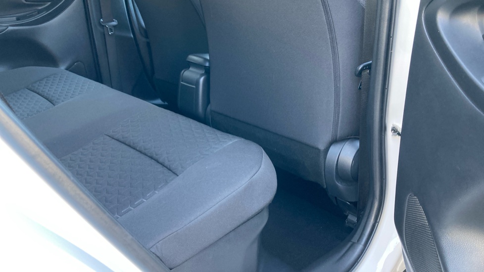 Toyota Yaris Cross 1.5 Hybrid Icon 5dr CVT Hybrid Estate - Image 8
