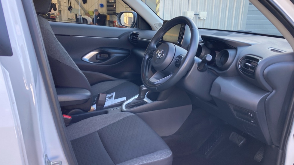 Toyota Yaris Cross 1.5 Hybrid Icon 5dr CVT Hybrid Estate - Image 12