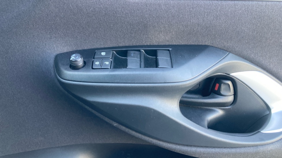 Toyota Yaris Cross 1.5 Hybrid Icon 5dr CVT Hybrid Estate - Image 20