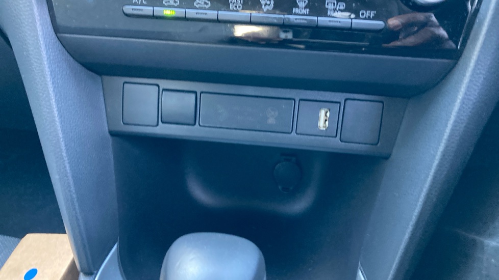 Toyota Yaris Cross 1.5 Hybrid Icon 5dr CVT Hybrid Estate - Image 33