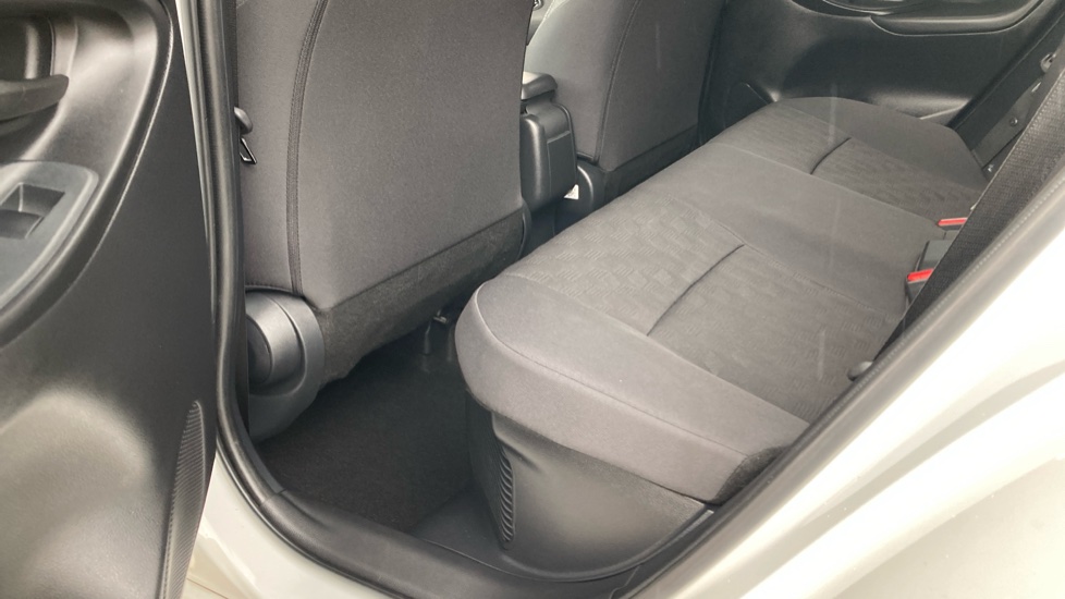Toyota Yaris 1.5 Hybrid Design 5dr CVT Hybrid Hatchback - Image 15