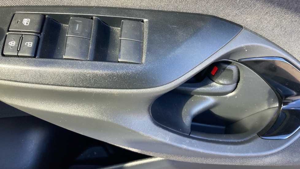 Toyota Yaris 1.5 Hybrid Design 5dr CVT Hybrid Hatchback - Image 31