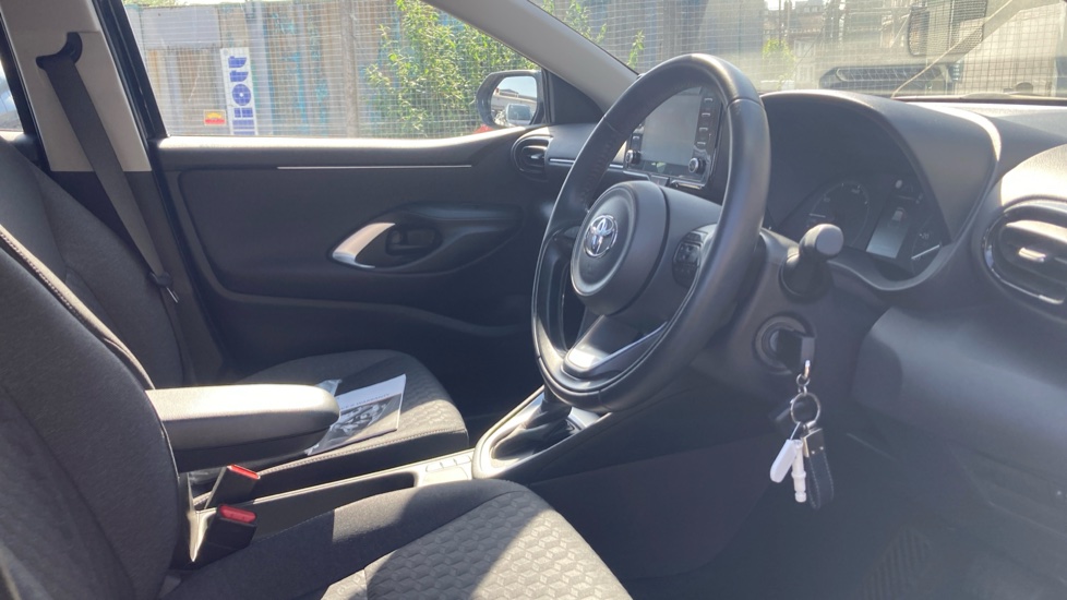 Toyota Yaris 1.5 Hybrid Icon 5dr CVT Hybrid Hatchback - Image 12