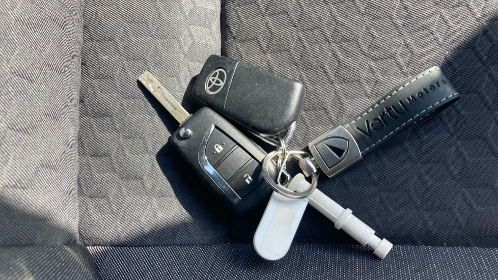 Toyota Yaris 1.5 Hybrid Icon 5dr CVT Hybrid Hatchback - Image 28