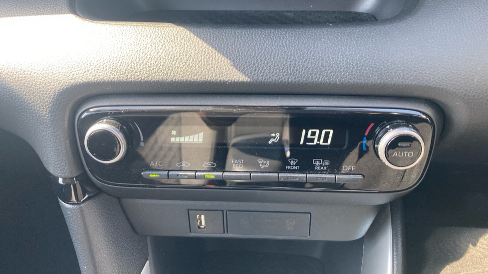 Toyota Yaris 1.5 Hybrid Icon 5dr CVT Hybrid Hatchback - Image 32
