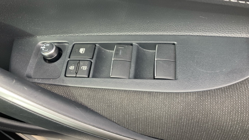 Toyota Corolla 2.0 Hybrid 178 Icon 5dr CVT Hybrid Hatchback - Image 31