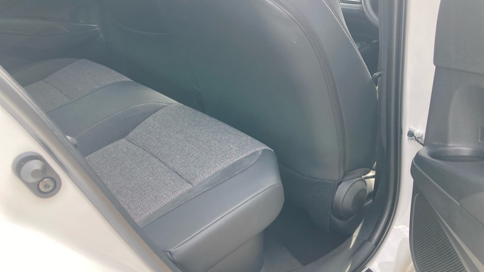 Toyota Corolla 1.8 Hybrid Design 5dr CVT Hybrid Hatchback - Image 8