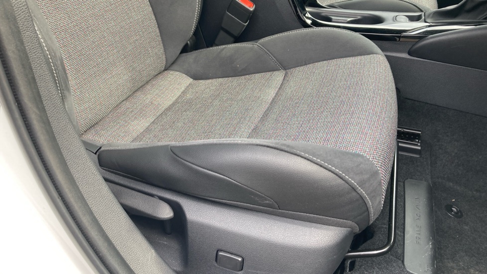 Toyota Corolla 1.8 Hybrid Design 5dr CVT Hybrid Hatchback - Image 17