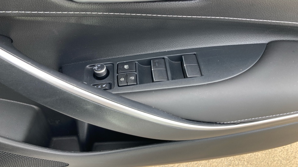 Toyota Corolla 1.8 Hybrid Design 5dr CVT Hybrid Hatchback - Image 31