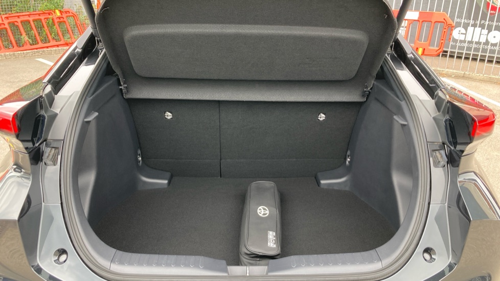 Toyota C-HR 1.8 Hybrid Design 5dr CVT Hybrid Hatchback - Image 13