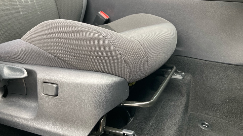 Toyota C-HR 1.8 Hybrid Design 5dr CVT Hybrid Hatchback - Image 17