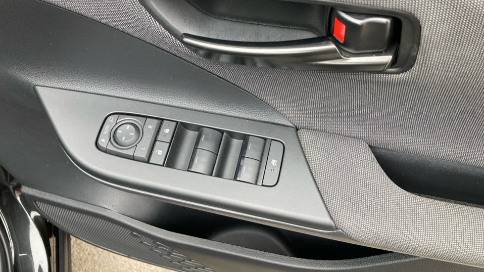 Toyota C-HR 1.8 Hybrid Design 5dr CVT Hybrid Hatchback - Image 32