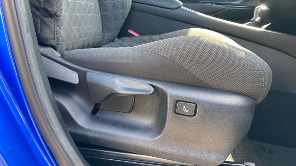 Toyota C-HR 1.8 Hybrid Design 5dr CVT Hybrid Hatchback - Image 17