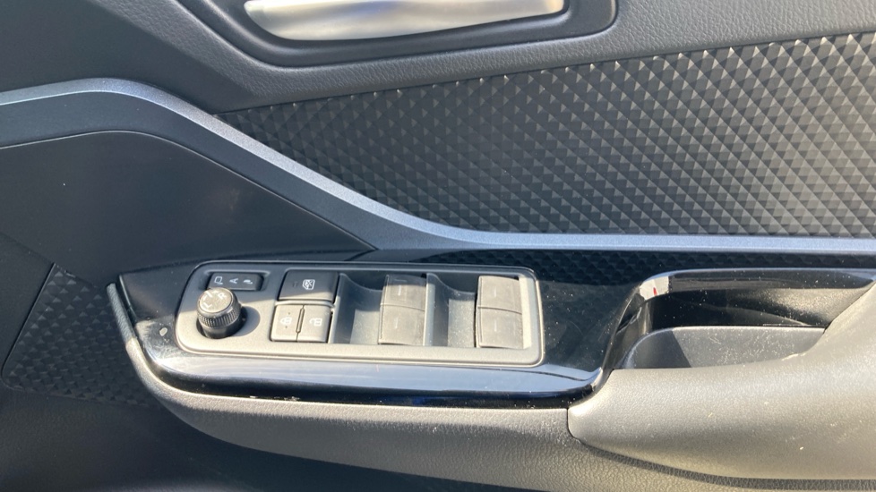 Toyota C-HR 1.8 Hybrid Design 5dr CVT Hybrid Hatchback - Image 20