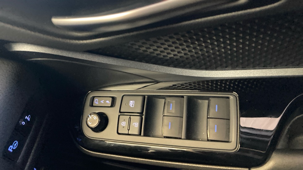 Toyota C-HR 1.8 Hybrid Design 5dr CVT Hybrid Hatchback - Image 29
