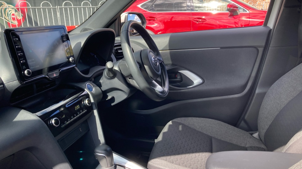 Toyota Yaris Cross 1.5 Hybrid Design 5dr CVT Hybrid Estate - Image 5