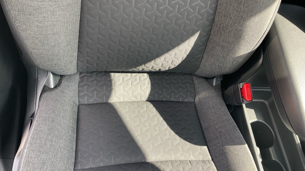 Toyota Yaris Cross 1.5 Hybrid Design 5dr CVT Hybrid Estate - Image 14