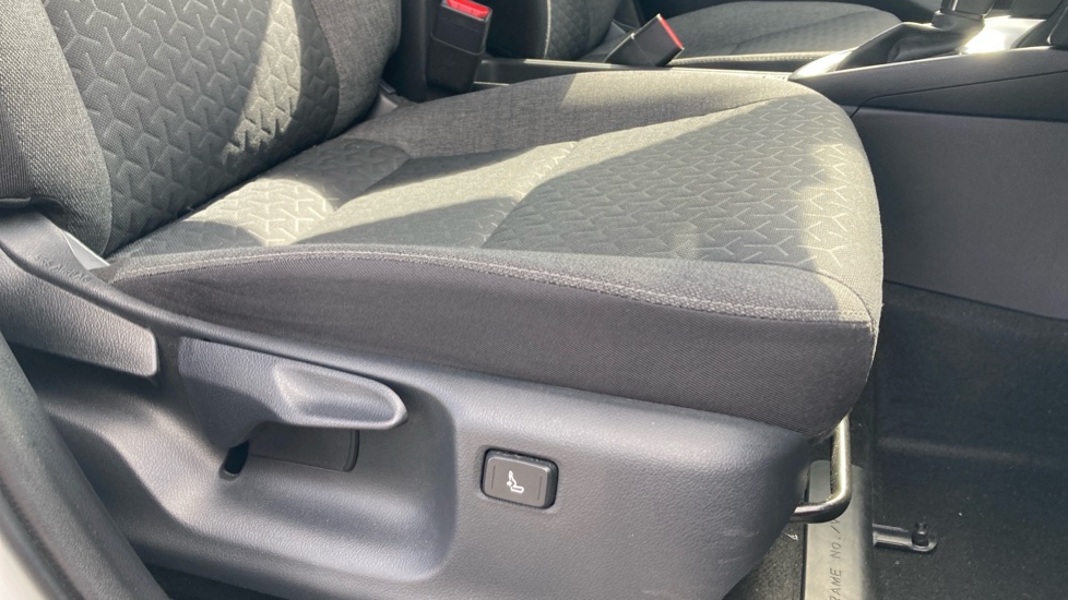 Toyota Yaris Cross 1.5 Hybrid Design 5dr CVT Hybrid Estate - Image 17
