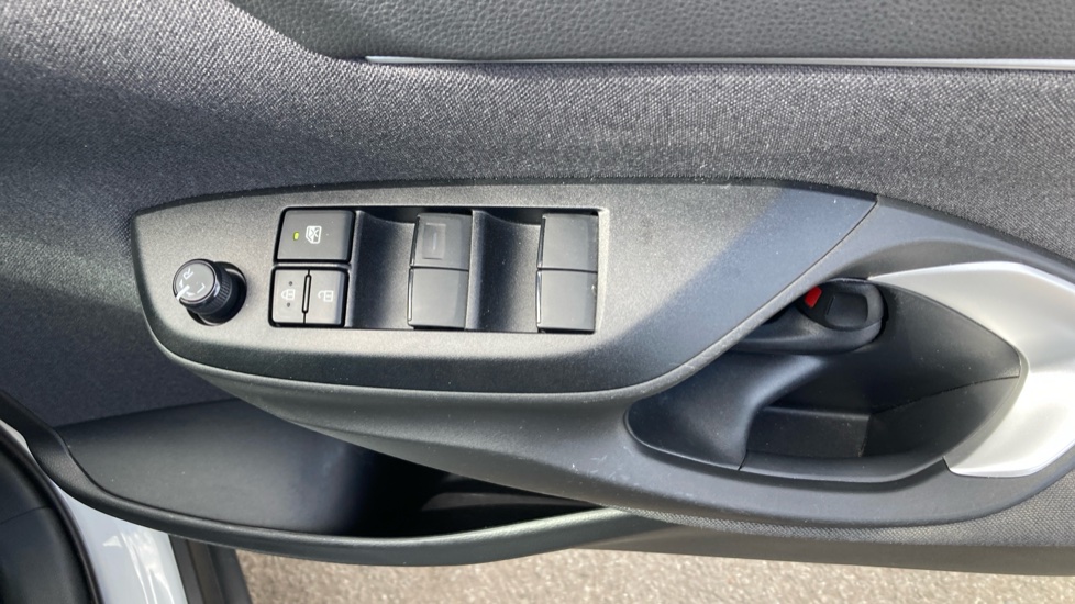 Toyota Yaris Cross 1.5 Hybrid Design 5dr CVT Hybrid Estate - Image 32