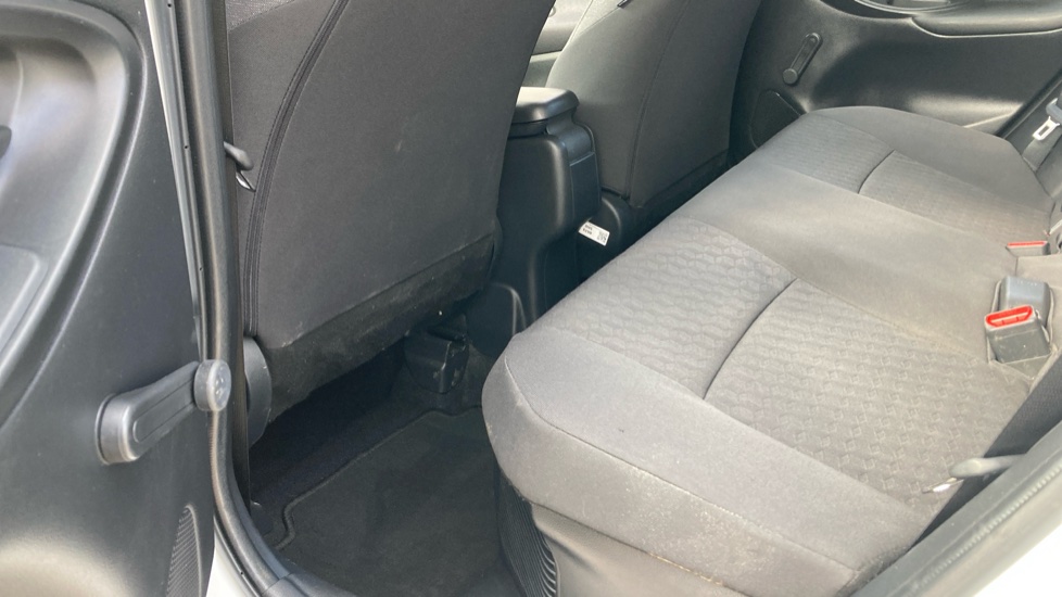 Toyota Yaris 1.5 Hybrid Icon 5dr CVT Hybrid Hatchback - Image 15